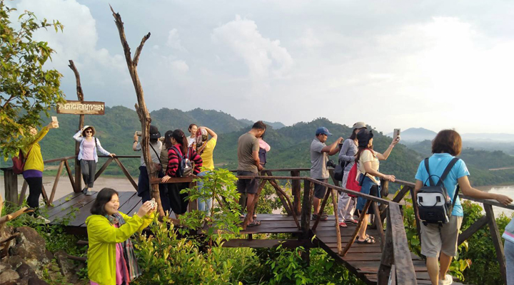 หนองคายคึกคัก นักท่องเที่ยวแห่ชมทะเลหมอก วิวมุมสูงไทย-ลาวที่ “ภูหนอง”